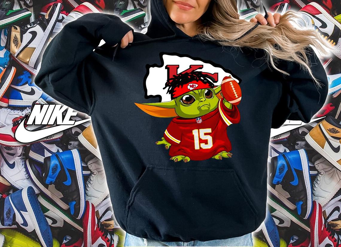 Star Wars Baby Yoda Mandalorian Kansas City Chief Patrick Mahomes t-shirt hoodie
