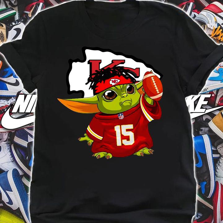 Star Wars Baby Yoda Mandalorian Kansas City Chief Patrick Mahomes t-shirt shirt