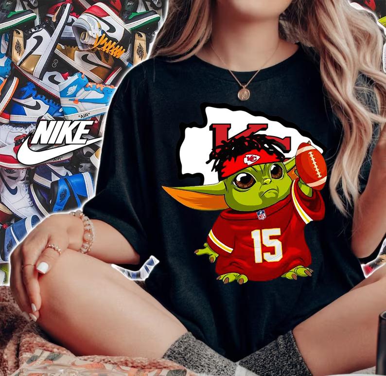 Star Wars Baby Yoda Mandalorian Kansas City Chief Patrick Mahomes t-shirt woman shirt