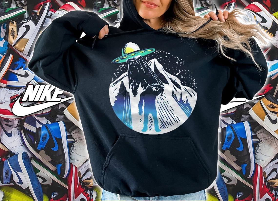 Funny Alien Abduction Meme Gift Aliens & Bigfoot Pullover Shirt t-shirt