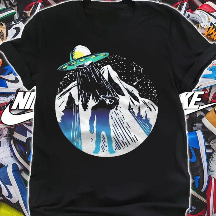 Funny Alien Abduction Meme Gift Aliens & Bigfoot Pullover Shirt t-shirt