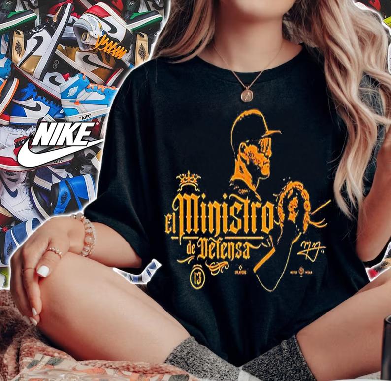 El Ministro De Defensa T-Shirt woman shirt